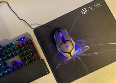 RGB arka fareli bilgisayar faresi. Bir bilgisayar oyunu faresinin RGB aydınlatması