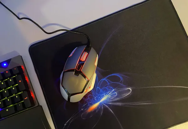 RGB arka fareli bilgisayar faresi. Bir bilgisayar oyunu faresinin RGB aydınlatması