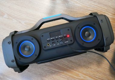 Müzik dinlemek için büyük bir teyp. Hafif müzikli kablosuz hoparlör