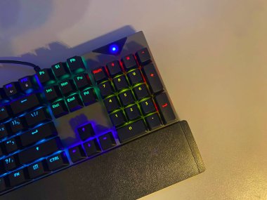 Arka planda klavyesi olan bir klavye. Arka ışıklandırma çalma klavyesi, ayrıntılar ve yakın plan