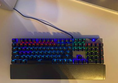 Arka planda klavyesi olan bir klavye. Arka ışıklandırma çalma klavyesi, ayrıntılar ve yakın plan