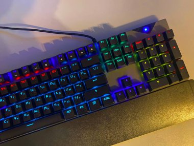 Arka planda klavyesi olan bir klavye. Arka ışıklandırma çalma klavyesi, ayrıntılar ve yakın plan