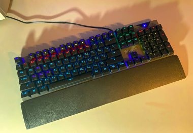 Gaming klavye oyuncular rahatlığı için çok renkli tuşları ile parlar.
