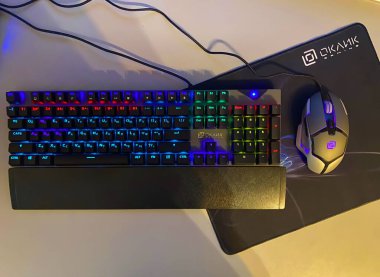 Gaming klavye oyuncular rahatlığı için çok renkli tuşları ile parlar.