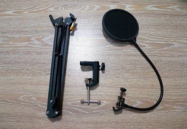 Yayıncılar ve blogcular için mikrofon. Hareket edebilen bacağa yerleştirilmiş mikrofon.