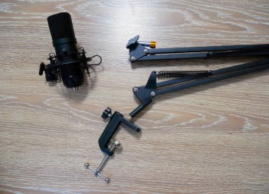 Yayıncılar ve blogcular için mikrofon. Hareket edebilen bacağa yerleştirilmiş mikrofon.