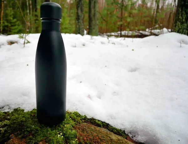 Metal kahve kupası. Kahve ya da çay içen bir turistin kapasitesi