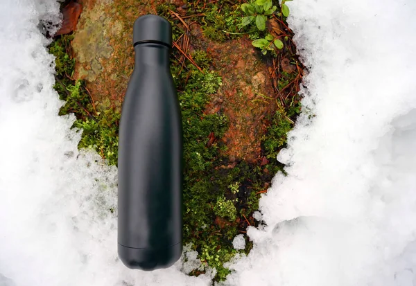 Metal kahve kupası. Kahve ya da çay içen bir turistin kapasitesi