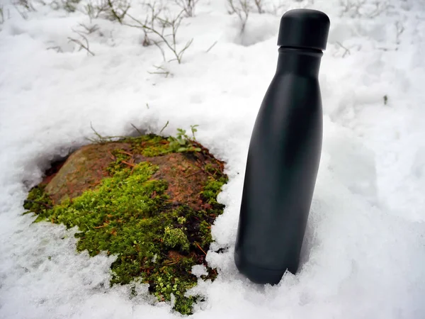 Metal kahve kupası. Kahve ya da çay içen bir turistin kapasitesi