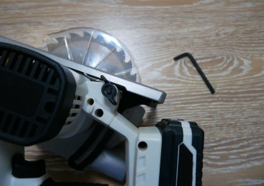 Odun kesmek için testere. Keskin testereli ahşap.