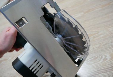 Odun kesmek için testere. Keskin testereli ahşap.