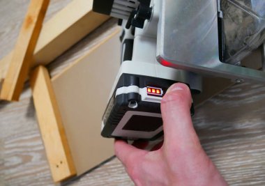 Odun kesmek için testere. Keskin testereli ahşap.