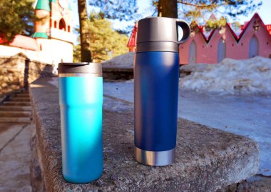 Metal kahve kupası. Kahve ya da çay içen bir turistin kapasitesi