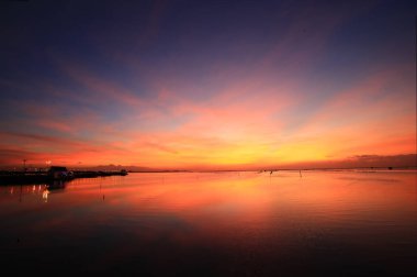 Chonburi, Tayland 'daki sahil köprüsünde dramatik ya da sihirli gün batımı gökyüzü