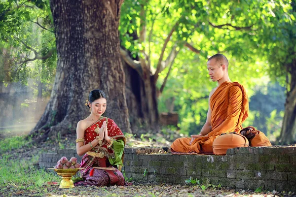 Thai Woman Traditional Dress Sit Pray Respect Monk Big Tree — Stock Photo, Image