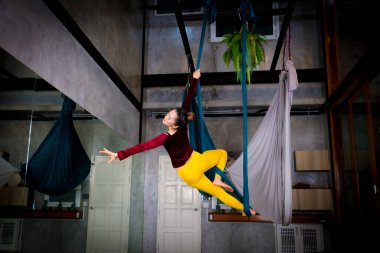 SSport ve sağlıklı yaşam tarzı konsepti, kadın yogası konusunda uzman, spor salonunda yoga yapıyor.