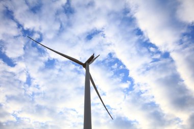 Rüzgâr türbini elektrik enerjisi, yeşil enerji ve çevre ikilisi, kırbaç mavisi gökyüzünde rüzgar türbini üretir.