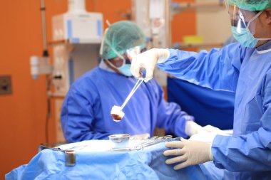 Doktor ve assitance ekibi hastayı ameliyat eder. 