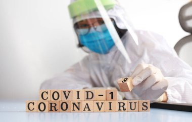 Tıbbi plazma taşıyan genç bir kadın Cornavirus ve Covid-19 'u engelliyor.