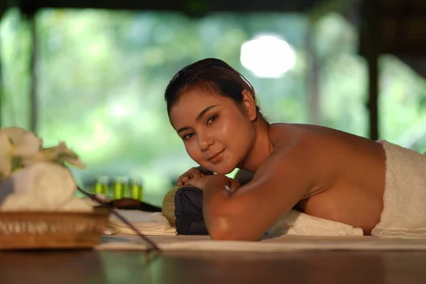 Happy Young Ásia Mulher Linha Para Baixo Chão Recebendo Massagem — Fotografia de Stock