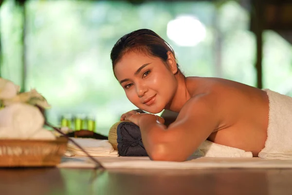 Happy Young Ásia Mulher Linha Para Baixo Chão Recebendo Massagem — Fotografia de Stock