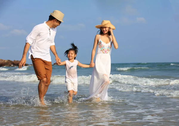 Glückliche Familie Hand Hand Spazieren Gehen Entspannen Sie Sich Strand — Stockfoto