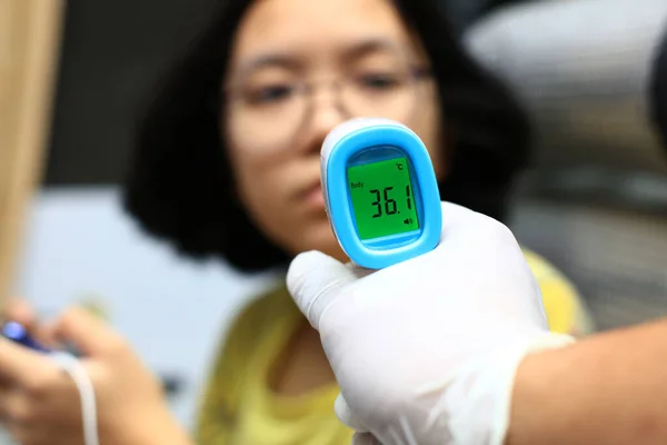 Infraröd Termometer Kontrollerar Kroppstemperaturen Kontroll Humant Coronavirus — Stockfoto