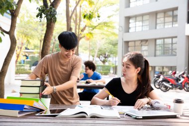 Öğrenci grubu öğretmeni ve sınav için çok çalışıyor.