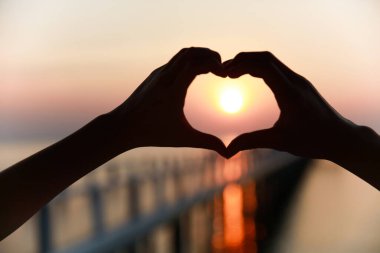  Aşk dolu kalp şeklinde eller.