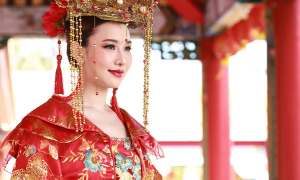 Ritratto Giovane Bella Donna Con Abito Tradizionale Cinese Rosso Chiamata — Foto Stock
