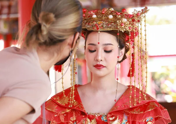 Giovane Bella Donna Asiatica Indossare Rosso Cheongsam Tradizionale Abito Cinese — Foto Stock