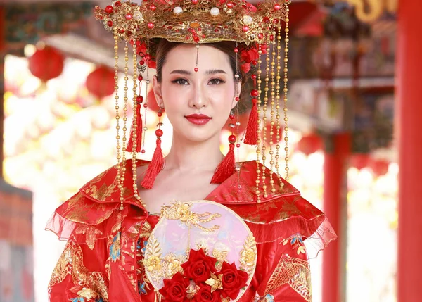 Ritratto Beautiul Donna Con Abito Tradizionale Cinese Rosso Chiamata Cheongsam — Foto Stock
