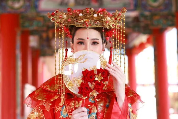 Ritratto Giovane Bella Donna Con Abito Tradizionale Cinese Rosso Chiamata — Foto Stock