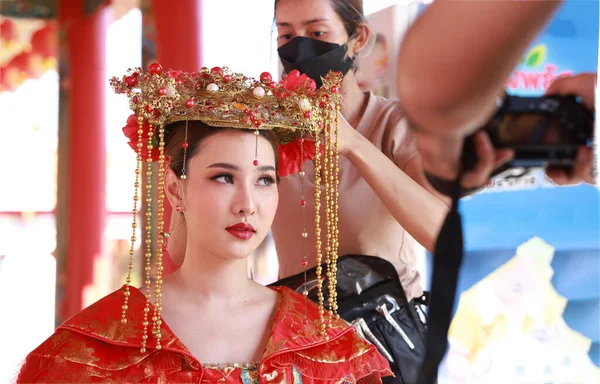 Giovane Bella Donna Asiatica Indossare Rosso Cheongsam Tradizionale Abito Cinese — Foto Stock