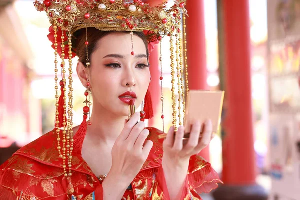 Giovane Bella Donna Con Abito Tradizionale Cinese Compongono Suo Volto — Foto Stock