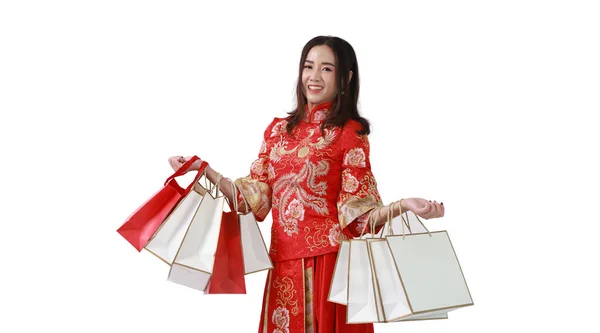 Wesoła Azjatycka Zakupoholiczka Ubrana Tradycyjną Sukienkę Cheongsam Qipao Torbą Zakupy — Zdjęcie stockowe