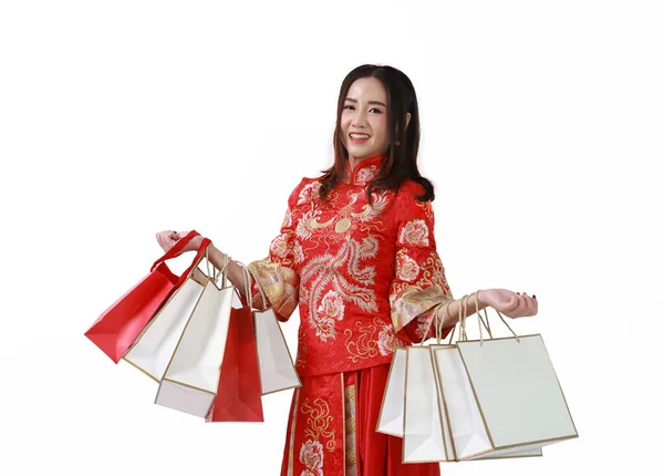 Munter Asiatisk Shopaholic Kvinde Iført Traditionelle Cheongsam Qipao Kjole Holder - Stock-foto