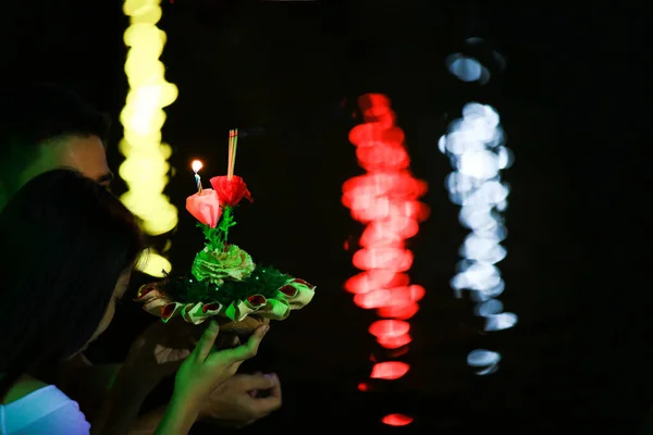 Loy Krathong Festival People Bring Flowers Candle Light Float Water —  Fotos de Stock