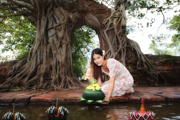 Ung Vacker Kvinna Flytande Banan Löv Korg Ringa Krathong Thailändska — Stockfoto