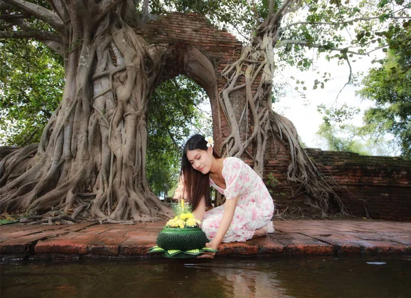 Ung Vacker Kvinna Flytande Banan Löv Korg Ringa Krathong Thailändska — Stockfoto