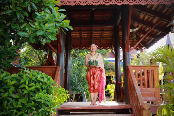 Thai Kvinna Bär Traditonal Klänning Stående Balkongen Trä Thailändska Hus — Stockfoto