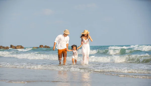 Fröhliches Familienspiel Strand Sommerurlaub — Stockfoto
