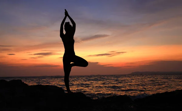 Silhouette Young Woman Practic Yoga Sun Set Rod Coast Slim — Stock Photo, Image