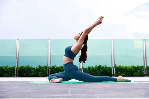 Daglig Träning Morgonen Med Yoga Slim Och Frisk Kvinna Med — Stockfoto