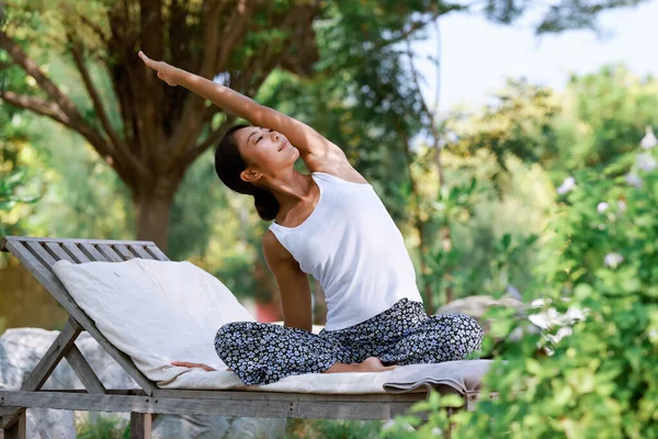Professionell Yota Instruktör Visa Yoga Terapi Trädgården Hälsa Livsstil — Stockfoto