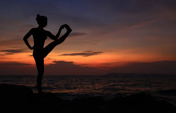 Silhouette Slim Healthy Woman Exercise Yoga Rock Beachsite Professional Yoga — Stock Photo, Image