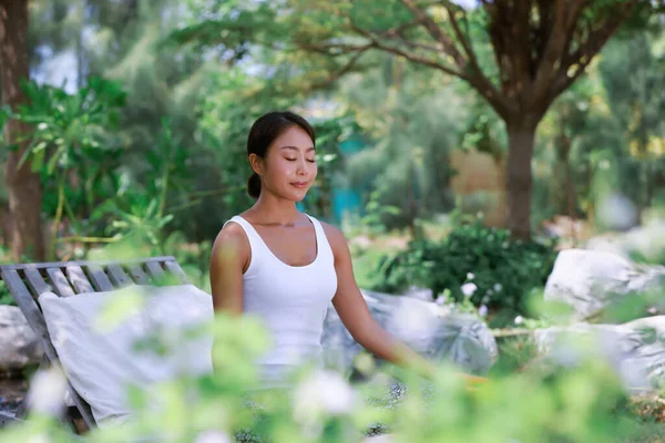 Professionell Yoga Instruktör Visa Yoga Terapi Trädgården Hälsa Livsstil — Stockfoto