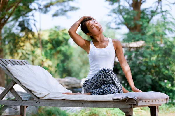 Utomhusterapi Yoga Terapi Praktik Genom Meditation För Att Förbättra Psykisk — Stockfoto