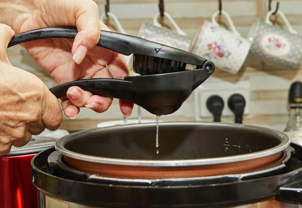 Şef limonu tencereye sıkıştırıyor..