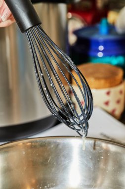 Hamuru kazandıktan sonra çırpıcıdan aşağı doğru akan damla..